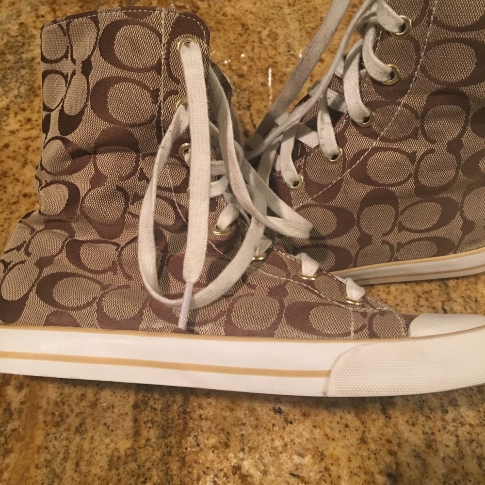 Boots coach - Picture 5 of 6